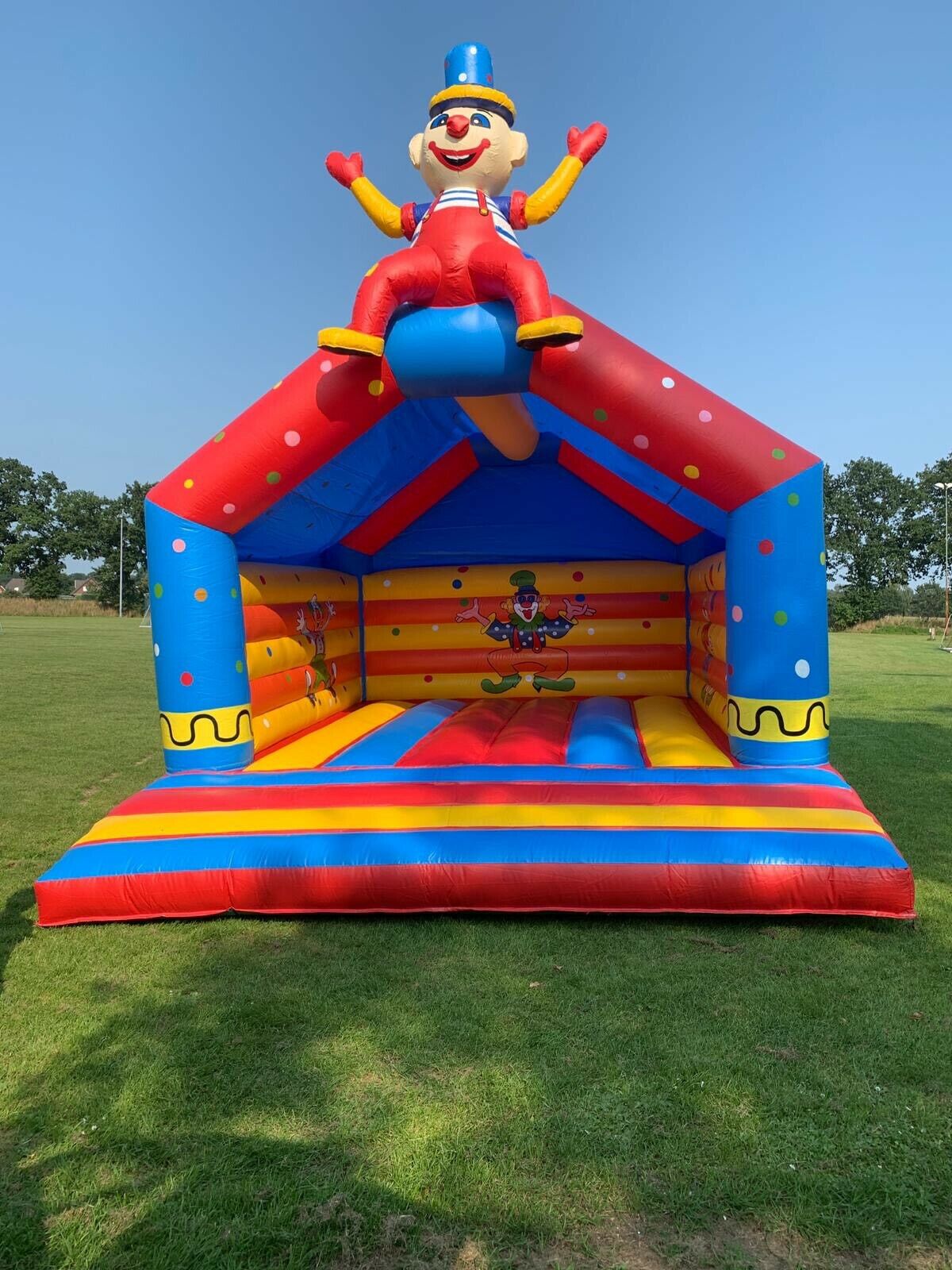 Hüpfburg Clown